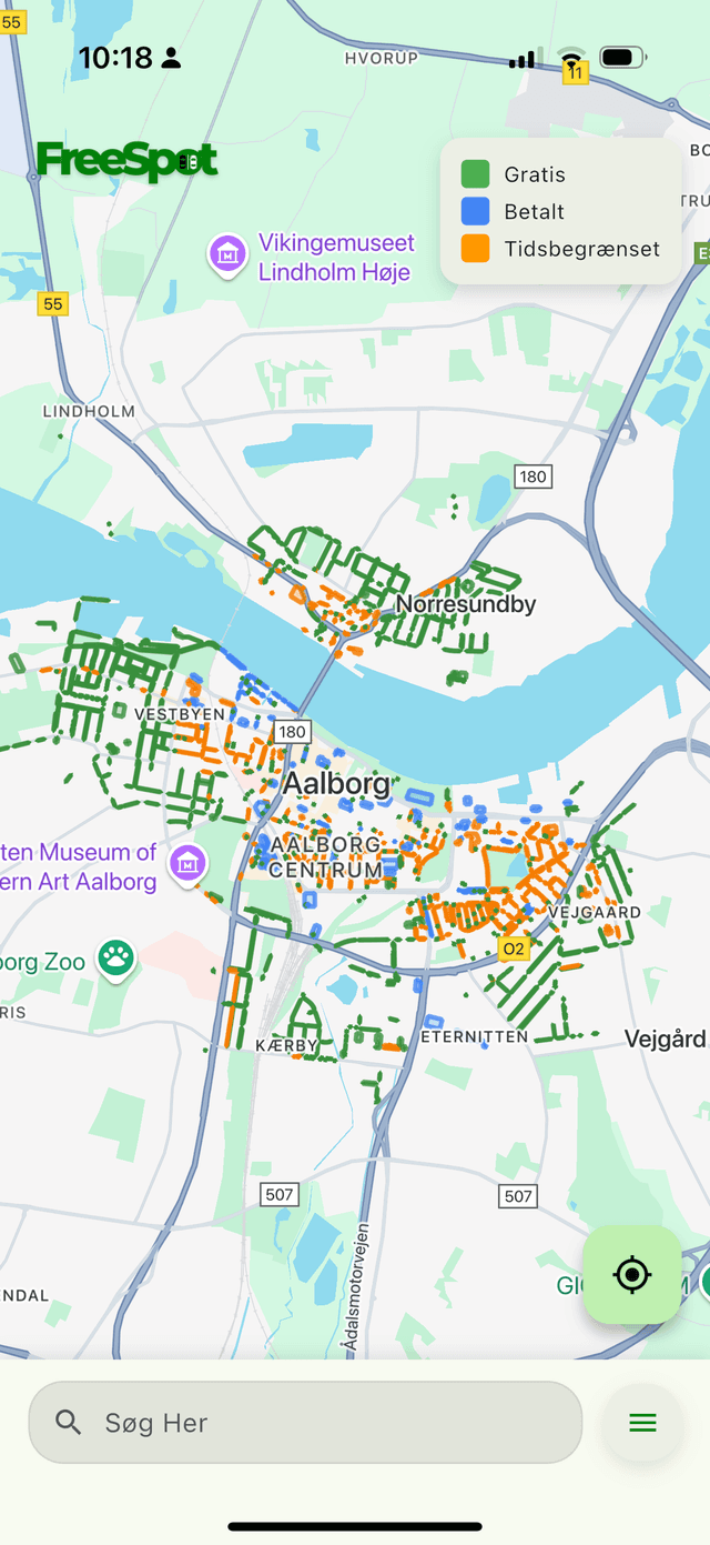 FreeSpot parkeringsapp screenshot - kortoversigt med farvede parkeringszoner i Aalborg. Grøn for gratis parkering, blå for betalt parkering, orange for tidsbegrænset parkering